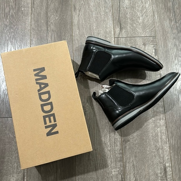 New in box black Steve Madden Chelsea boots 8 - Picture 1 of 6